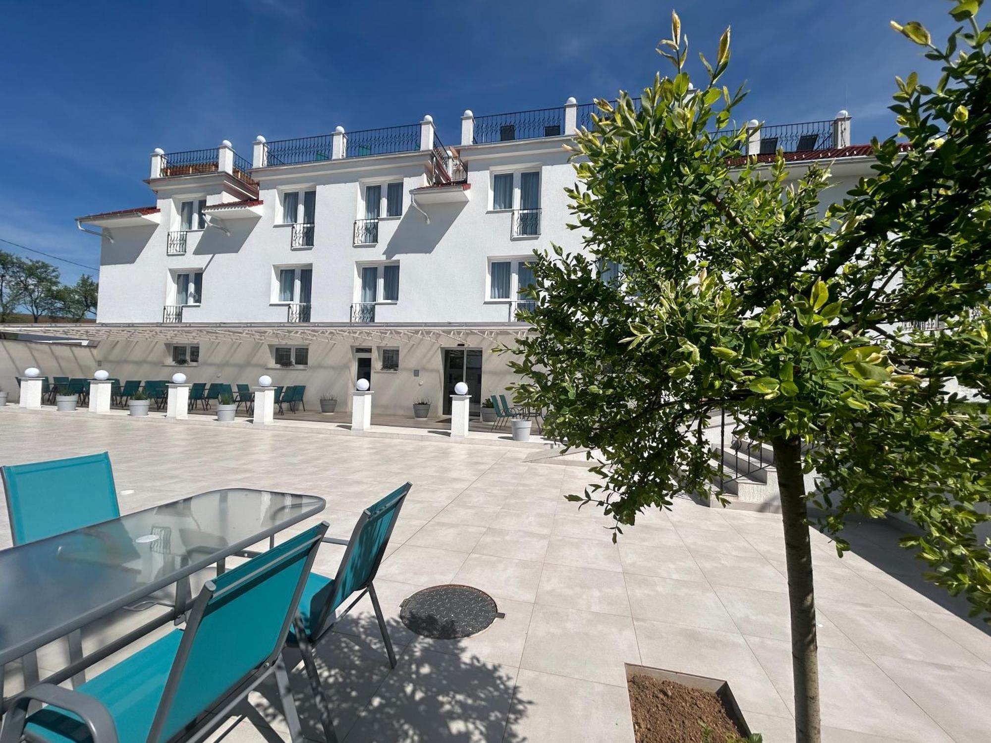 Danelis Hotel Edelény Exterior foto